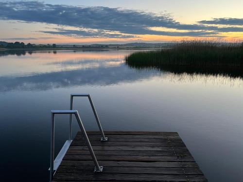 'Glamping' Angelzelt am See mit Steg und Boot (Mecklenburger Seenplatte)