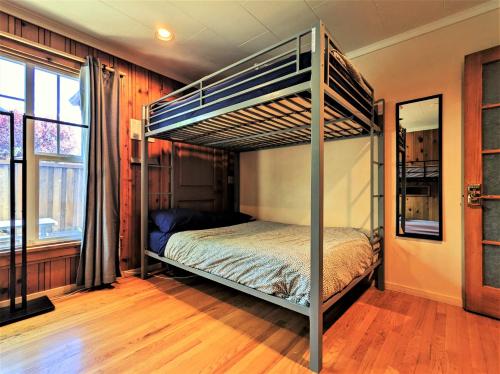 Quadruple Room with Shared Bathroom