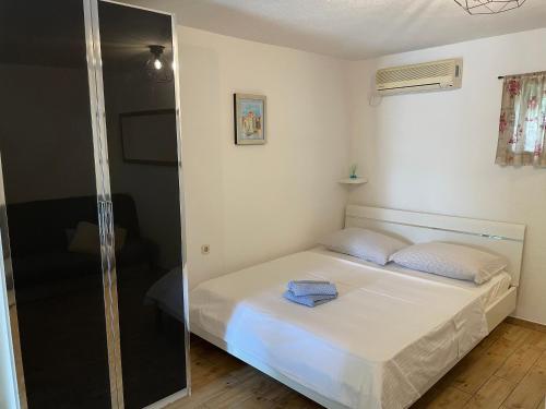 Studio Apartment image 8