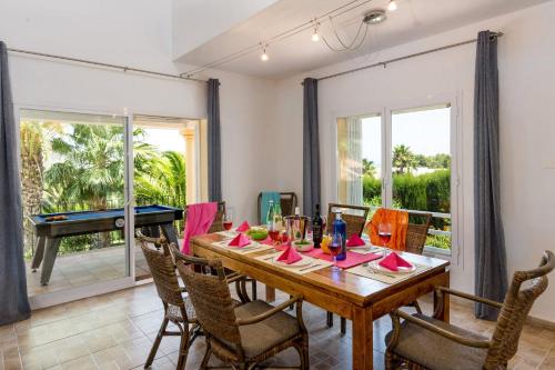 المرافق, Villa Cabriel by Villa Plus in El Rafalet