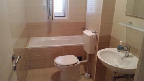 One-Bedroom Apartment image 1