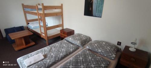 2 twin beds, 2 bunk beds