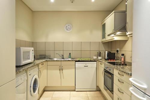 Spacious Apartment Waterfront Fast WIFI - Tap to explore photos