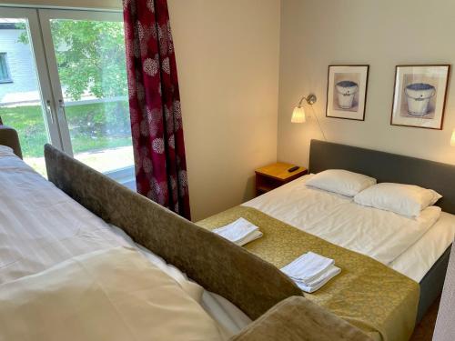1 queen bed, 1 bunk bed
