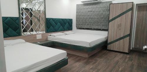 1 king bed, 1 queen bed