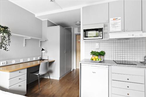 Kitchen, Forenom Hotels & Apartments Stockholm Alvik in Bromma
