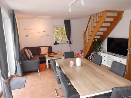 Friesenhuske 4.5km von Altendeichsweg  entfernt