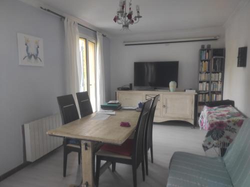 Chambre spatieuse avec grand lit. - Orgibet