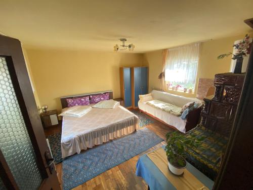 1 queen bed, 1 sofa bed
