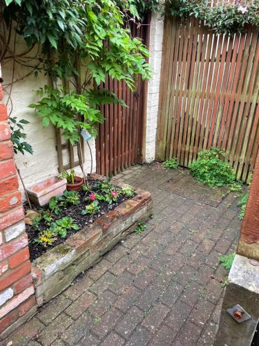 設施, Cobwebs in 亨登