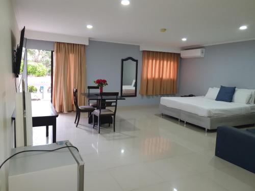 Hotel Puerta de Oro - image 4