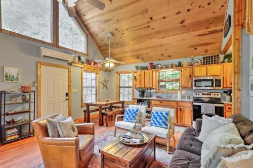 Bumblebee Cottage Murphy Retreat with Hot Tub in Salem, USA