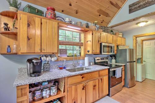 Bumblebee Cottage Murphy Retreat with Hot Tub in Salem, USA