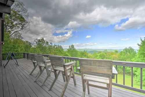 Cabin with Balcony and Mtn Views Near Sky Valley! in Dillard, Vereinigte Staaten von Amerika