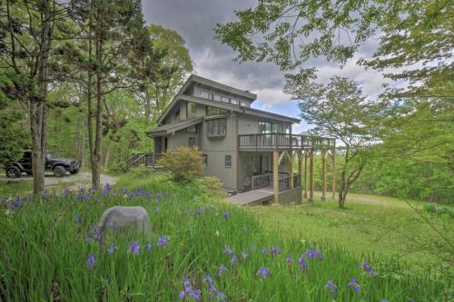 Cabin with Balcony and Mtn Views Near Sky Valley! in Dillard, USA