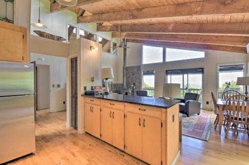 Cabin with Balcony and Mtn Views Near Sky Valley! in Dillard, USA