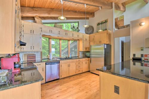 Cabin with Balcony and Mtn Views Near Sky Valley! in Dillard, USA