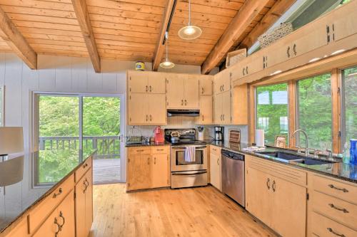 Cabin with Balcony and Mtn Views Near Sky Valley! in Dillard, USA