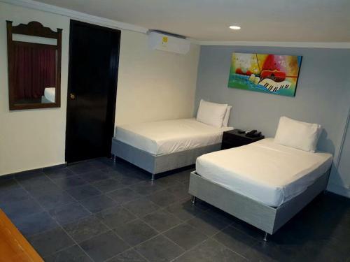 Twin Room image 4