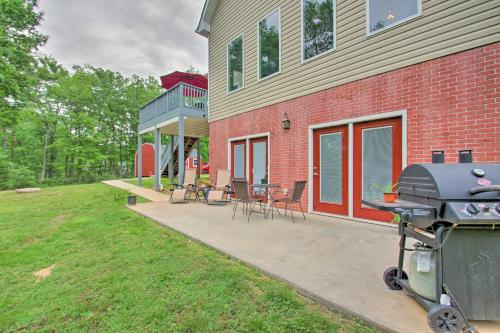 Yogis Paradise with Deck about 1 Mi to Yogaville! in Buckingham, USA