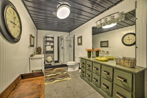 Family Leatherwood Resort Cabin with Fire Pit! in ปารีส (เทนเนสซี)