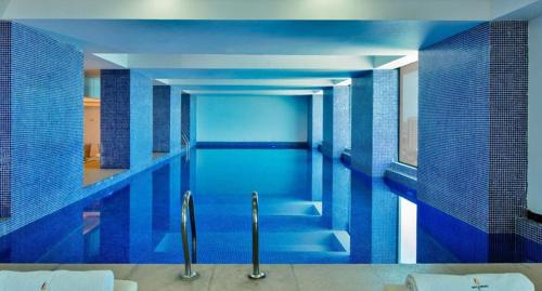 A lovely studio apartment with gym and pool access photo