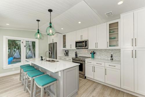 Sea La Vie: 1.5 Blocks to Beach Pool Tropical Backyard & Pool by Anna Maria Life Vacation Rentals - image 2