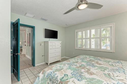 Sea La Vie: 1.5 Blocks to Beach Pool Tropical Backyard & Pool by Anna Maria Life Vacation Rentals - image 4