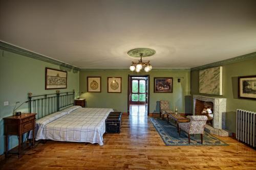 La Cochera de Somao, casona de tipología indiana (La Cochera de Somao, casona de tipologia indiana) in Somado-Muros