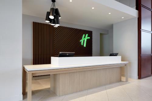 홀리데이 인 & 스위트 몬트리올 에어포트 바이 IHG - 로비