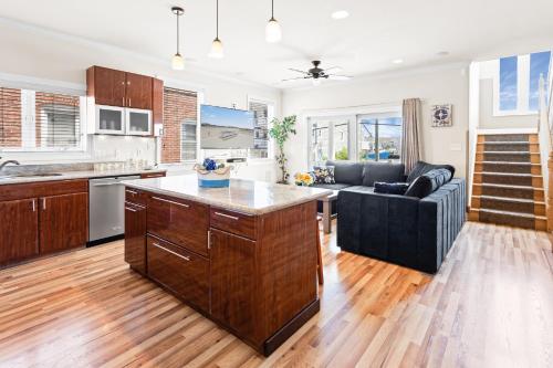 ❤️ The Top End Townhomes with Stunning Views On One-Of-A-Kind Rooftop Deck! WOW! detail