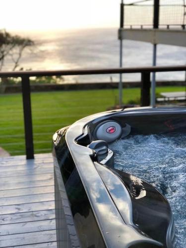 Waimea Bay Luxury Estate Views & Hot Tub in Pupukea (HI)