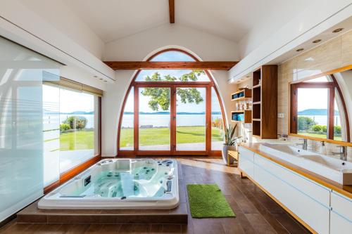 Gyógyfürdő, Balaton View Apartment in Balatonboglár