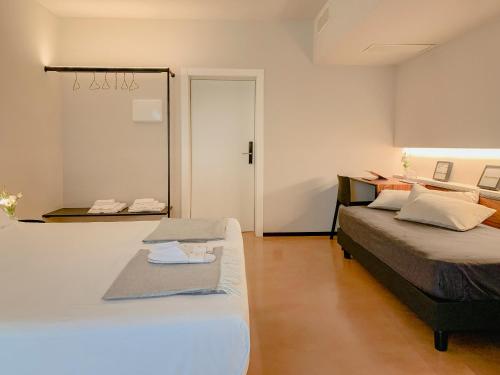 1 queen bed, 2 twin beds
