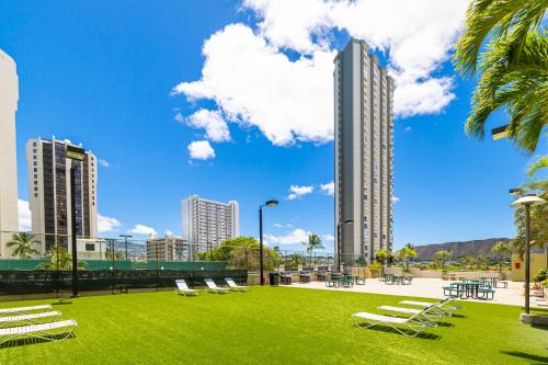 Unwind in Style, Waikiki Sunset Condo with Free Parking