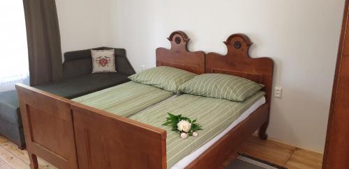 1 queen bed, 3 twin beds