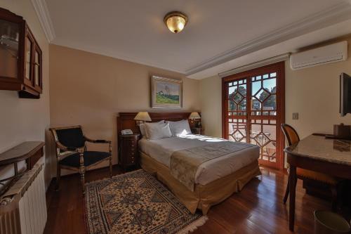 Premium Room with Balcony image 5