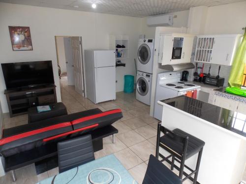 Stewart Apt- Trincity, Airport, Washer, Dryer, Office, Cable , WiFi