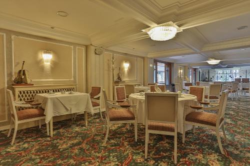 Restaurant, Le Suisse Elegance Hotel in Campos do Jordao