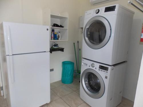 Stewart Apt- Trincity, Airport, Washer, Dryer, Office, Cable , WiFi in Тринсити
