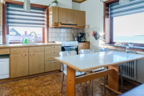 מטבח, 3 Bedroom Apartment / Great Sea View / Quiet in Argir