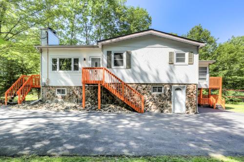 Simply Stunning 4BD House Among Lakes with Gameroom & Sauna in Pocono Summit, Vereinigte Staaten von Amerika