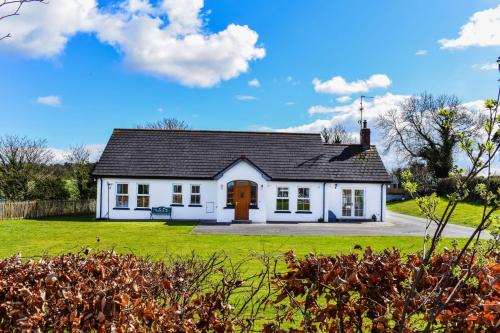 B&B Downpatrick - The Heights & Hollows Farmhouse, Saul, Downpatrick, SLEEPS 14 - Bed and Breakfast Downpatrick