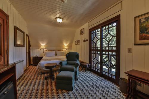 Premium Room with Balcony image 3