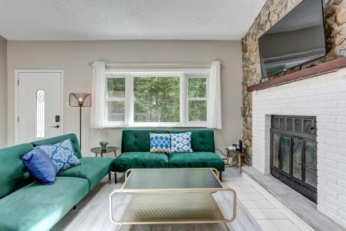 Simply Stunning 4BD House Among Lakes with Gameroom & Sauna in Pocono Summit, USA