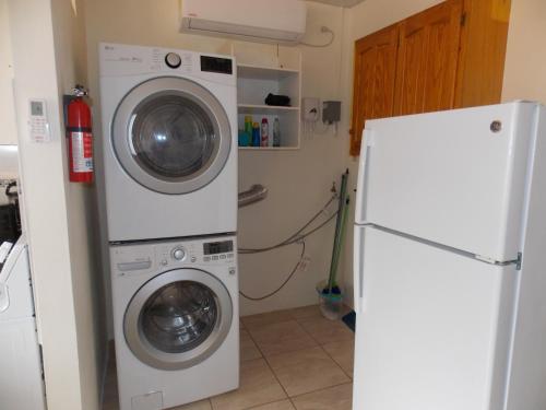 Stewart Apt- Trincity, Airport, Washer, Dryer, Office, Cable , WiFi