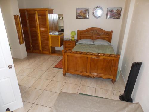 Stewart Apt- Trincity, Airport, Washer, Dryer, Office, Cable , WiFi