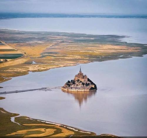 Au Mont Chez Vous #Jacuzzi et Vue Mont-St-Michel#