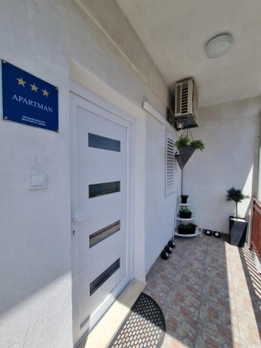  Apartment Mastrinka by the sea -10m, Unterkunft in Trogir