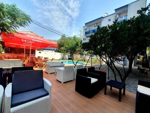 Taman, Black & White in Sutomore Town Center